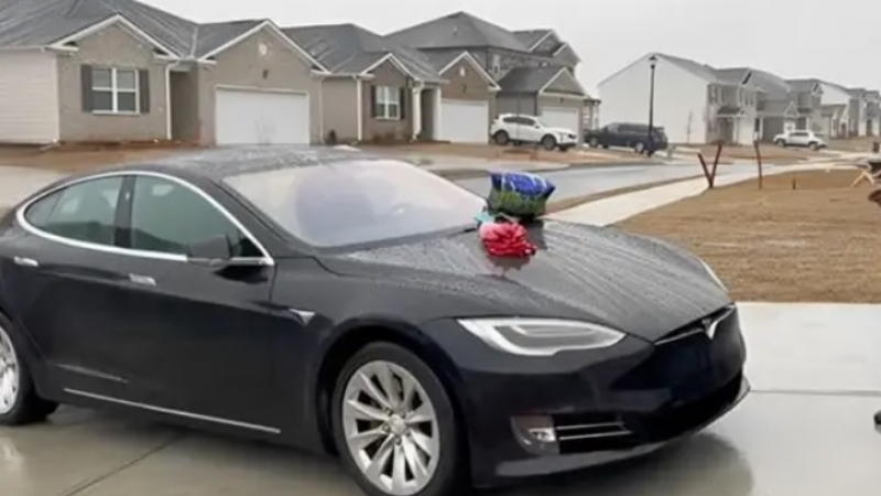 Родители подариха Tesla на тийнейджърка, реакцията й потресе мрежата ВИДЕО