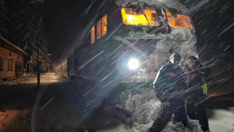 Те са герои: Снежен ад за теснолинейката в Родопите СНИМКИ