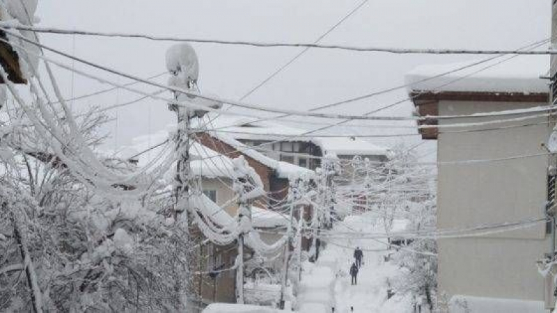 Без ток: Снегокалипсисът в Кюстендилско продължава