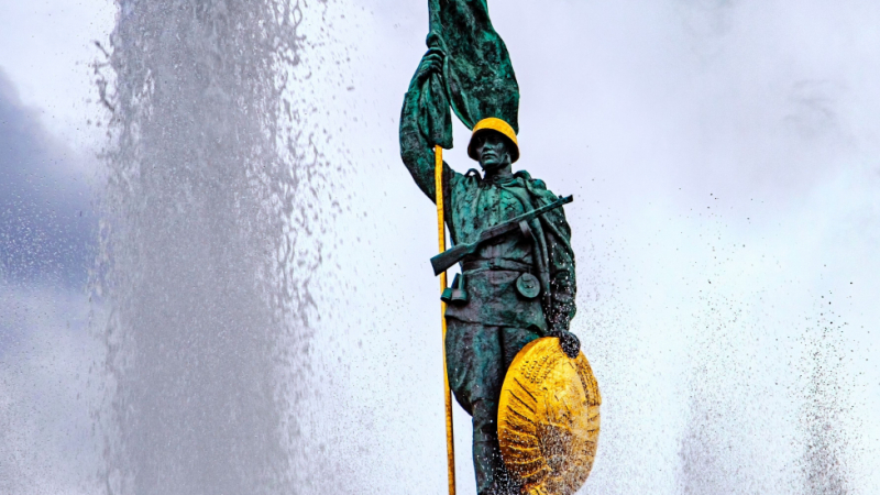 Всички сочат към Паметника на Съветската армия във Виена, но ето каква е истината