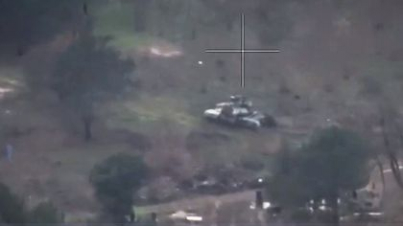 ВИДЕО от войната: Украински дрон унищожи най-модерния руски танк Т-90 на левия бряг на Днепър