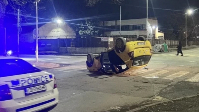 Страшен екшън в Пловдив: Такси се обърна, шофьори се втурнаха да... СНИМКИ