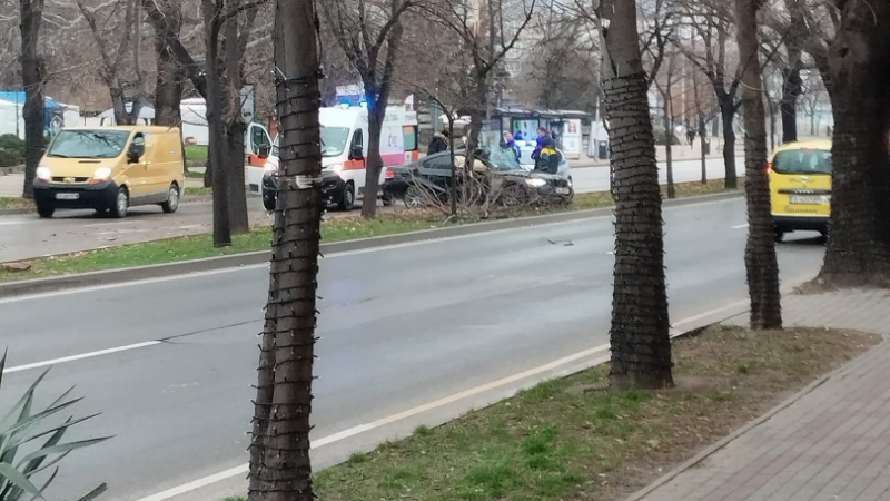 Тежка катастрофа в центъра на Варна, хвърчат пожарни и линейки СНИМКИ