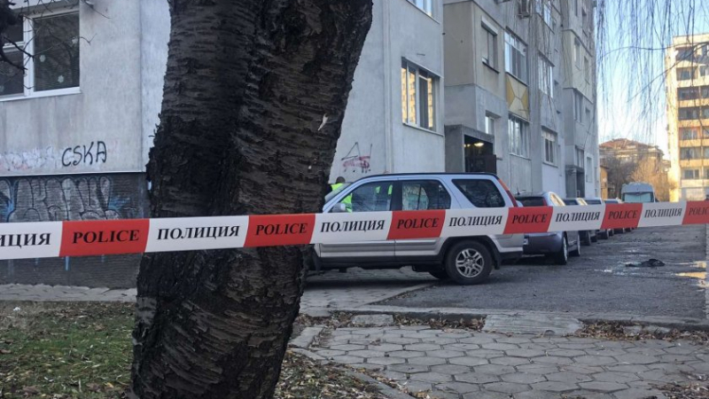 Ранени полицаи и пострадали мъж и жена при опасен екшън в София СНИМКИ