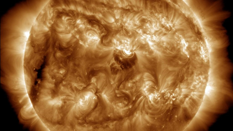 Aстрономи алармират: Две големи слънчеви петна се обръщат към Земята! На 28 декември ще е страшно