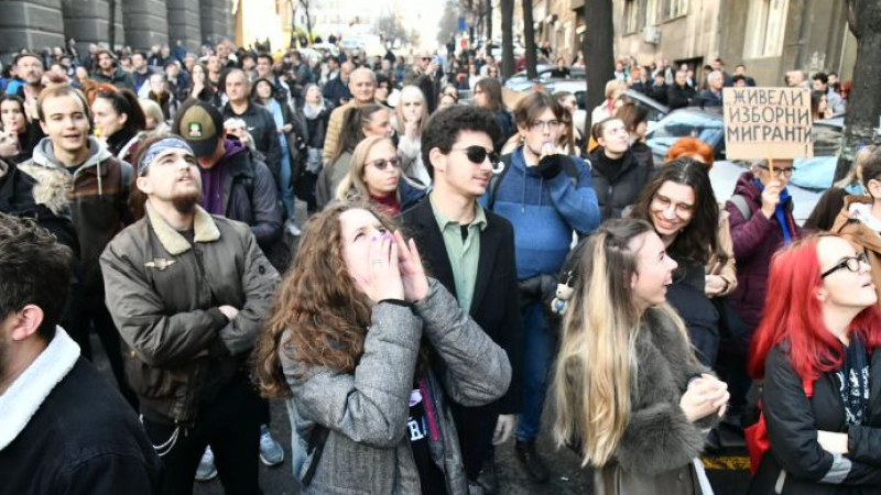 В Белград ври и кипи! Бесни студенти блокираха...
