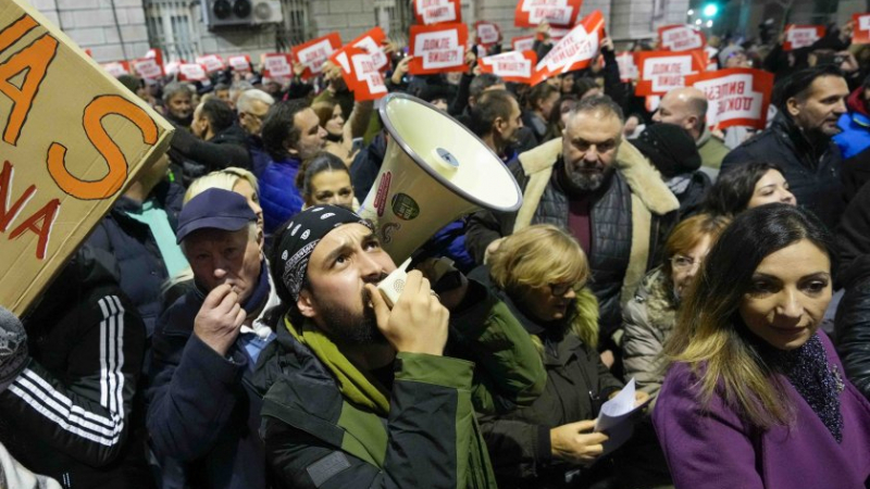 Напрежението в Белград расте, а блокадите продължават