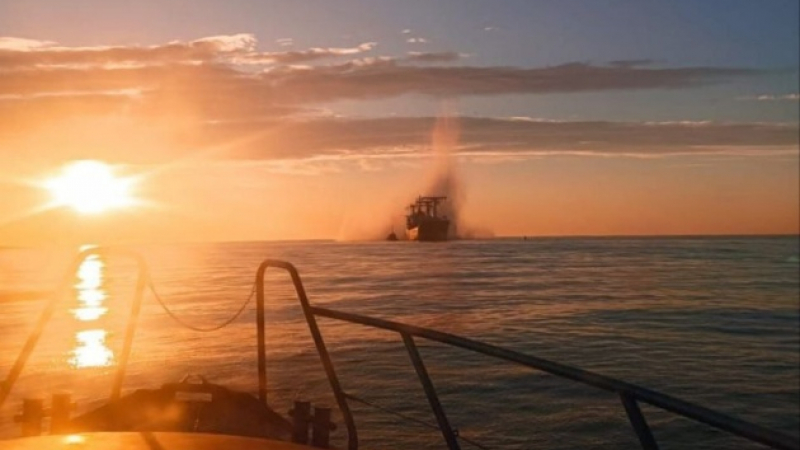 Руска мина избухна и извади от строя граждански кораб в Черно море СНИМКИ