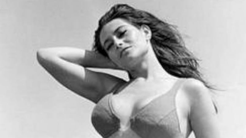 Тъжна вест: Инфаркт уби легендарна еротична актриса СНИМКИ 18+