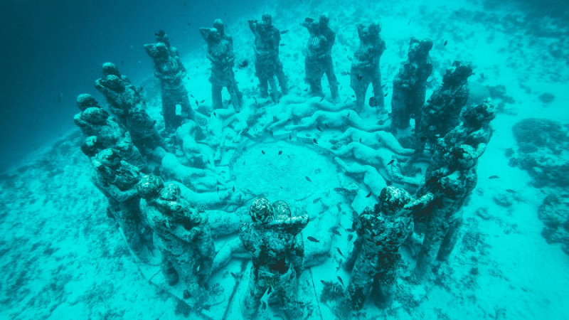Няма да повярвате на очите си: 4 подводни статуи, които удивляват въображението СНИМКИ