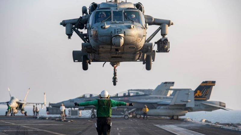 Извънредно! Битка между американски хеликоптери и катери на хусите заради датски кораб СНИМКИ