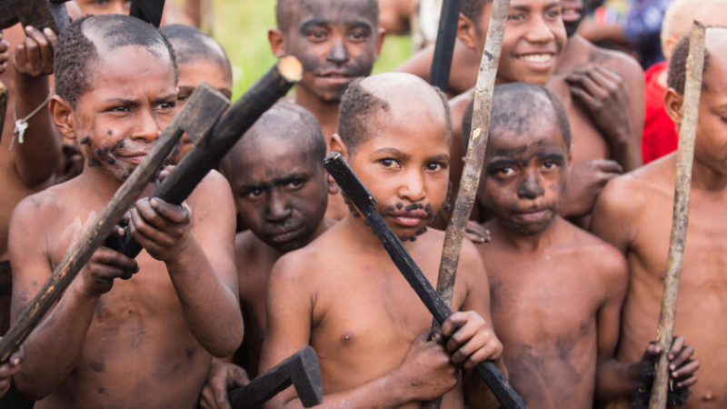 Племето с най-странните ритуали: Млади момчета пият сперма, за да се превърна в мъже 