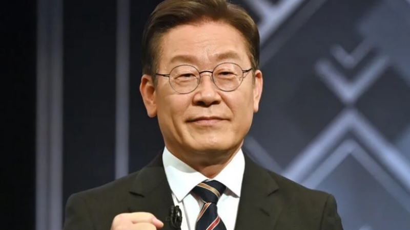 Ужасяващ инцидент с лидер на партия в Южна Корея СНИМКА