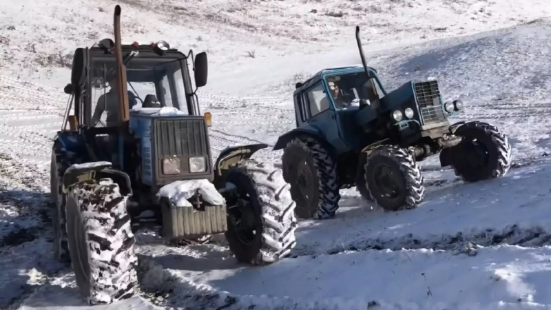 Яростна битка между беларуски и американски трактор в дълбок сняг ВИДЕО 