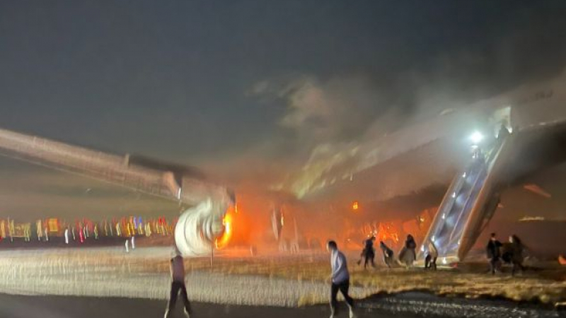 След адския трус - нов кошмар в Япония! Самолет с 400 души на борда пламна в Токио ВИДЕА