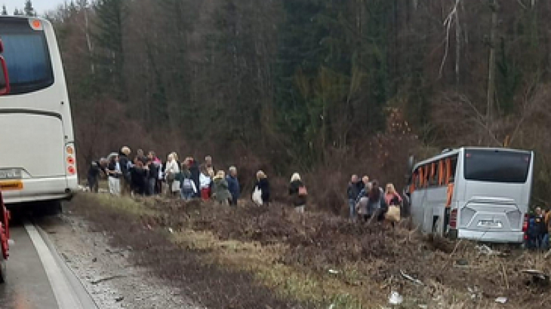 Автобус с туристи катастрофира край Борово, хората чупят стъклата – борят се за живота си СНИМКИ
