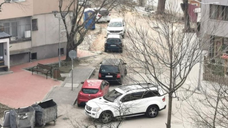 Ще се хванете за главата: Такова "гениално" паркиране не сте виждали СНИМКА