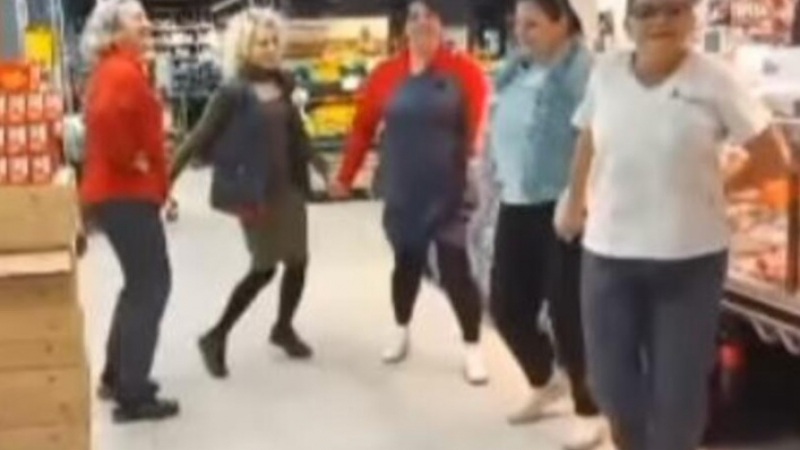 Служителки танцуваха и си спретнаха новогодишен купон в голям магазин ВИДЕО