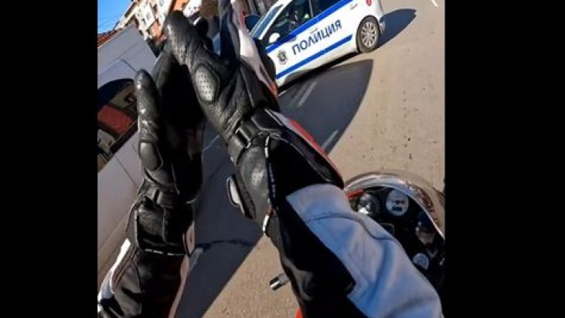 Моторист шокиран от това нарушение на полицаи, реакцията му е безценна ВИДЕО