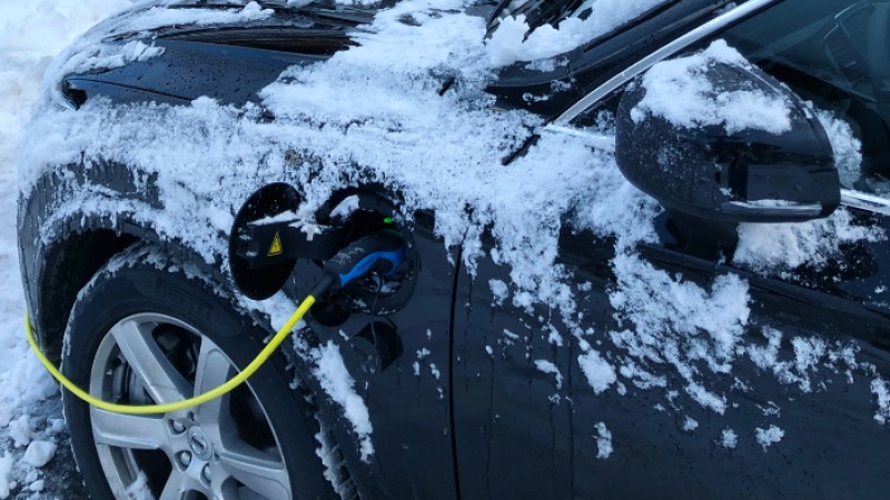 Експерти разясниха как точно влияе студеното време на електрическите коли
