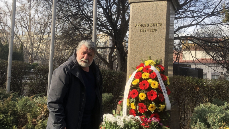 Вежди Рашидов положи цветя на паметника на Христо Ботев в София