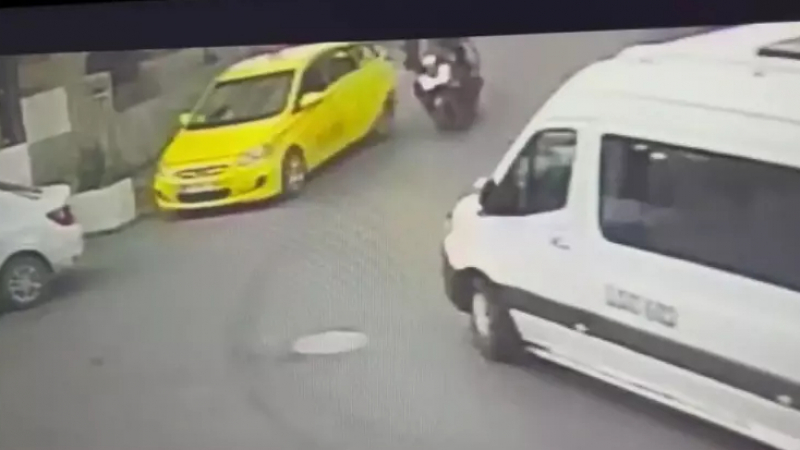 В жестока катастрофа с такси загина куриер с мотор ВИДЕО