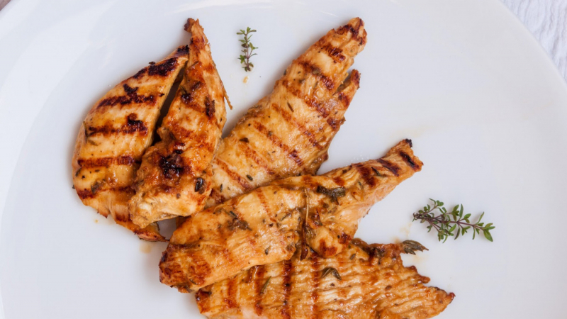 Топ готвач описа най-здравословния метод за приготвяне на пилешкото
