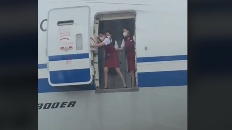 Ето как китайските стюардеси затварят вратите на самолета ВИДЕО