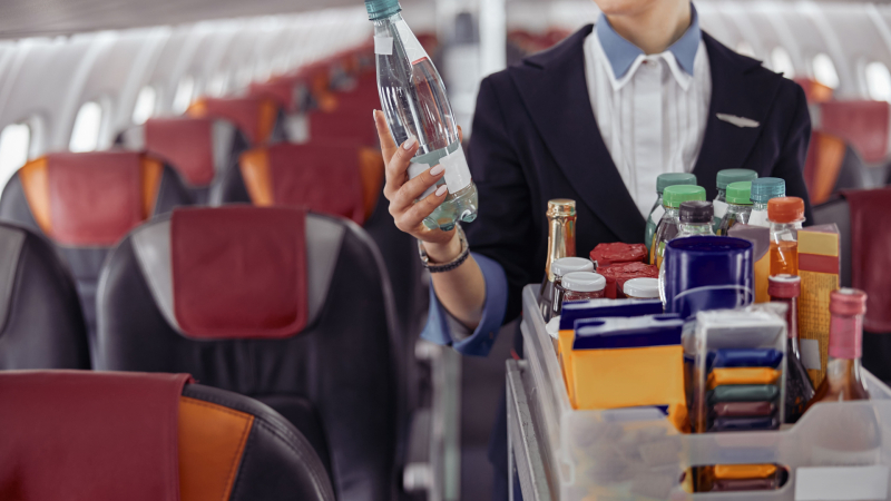 Стюардесите не пият кафе и чай в самолета - ето причината