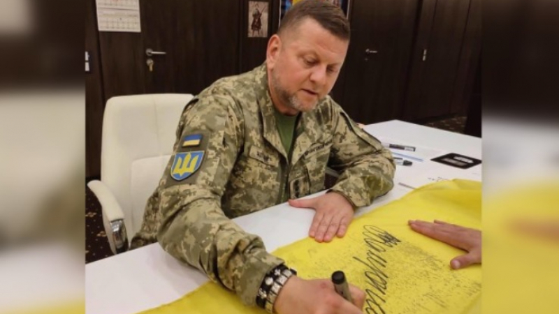 Украинец купи знаме с подписа на Залужни и го върна, причината е куриозна
