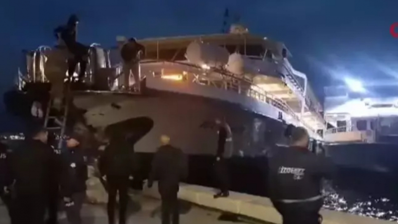 Драма край Измир: Кораб се заби в брега, а капитанът...