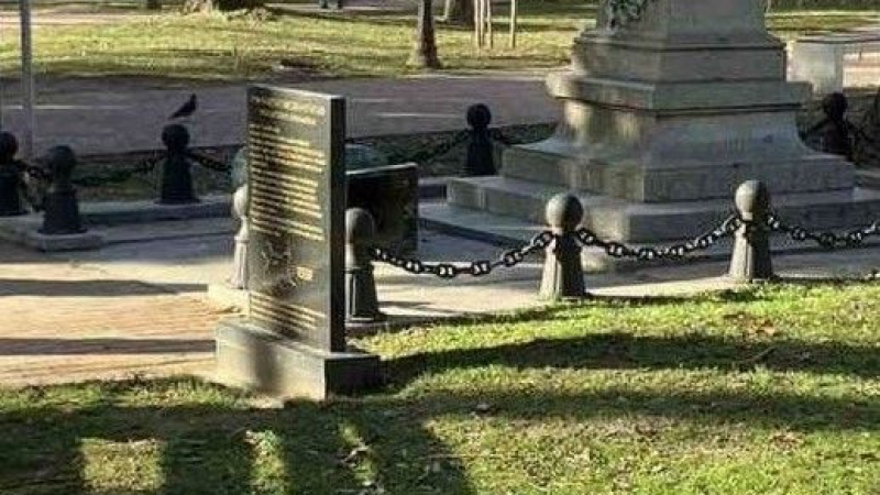 Посегнаха на паметник във Варна, на вандала лошо му се пише