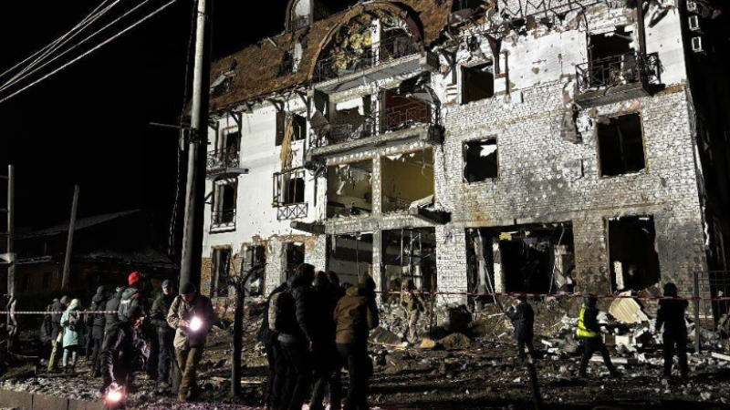 Ракети С-300 поразиха хотел в Харков, има пострадали турски журналисти ВИДЕО
