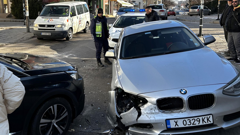 Тройна катастрофа на оживено кръстовище в Хасково СНИМКИ