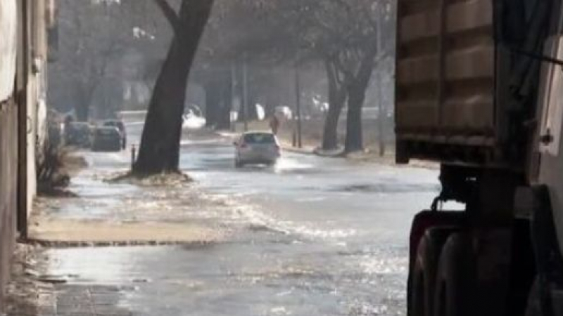Невиждан кошмар в Сливен: Километри от пътя към града са под вода