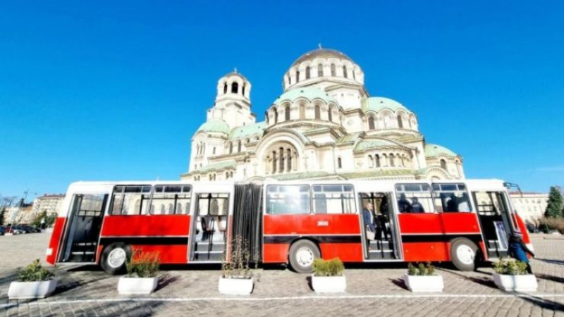 Стари автобуси и трамвай плъзват из София