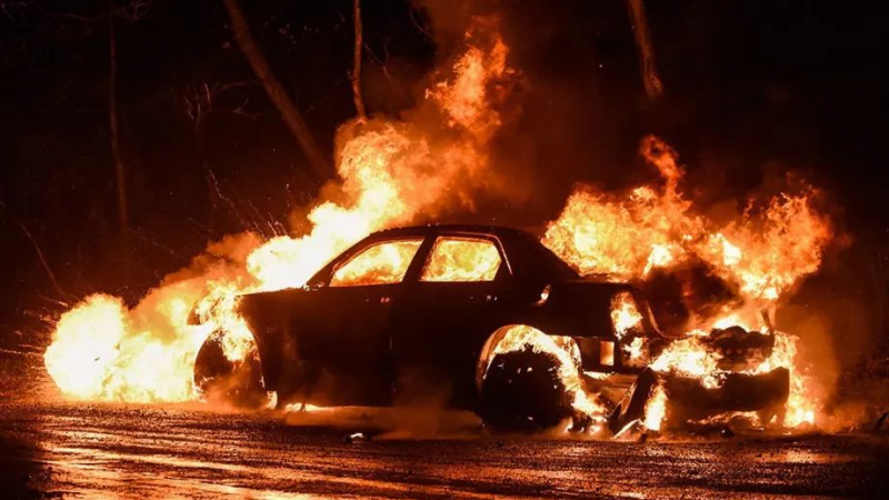 Огнен ад: Кола пламна като факла на оживен булевард в Бургас 