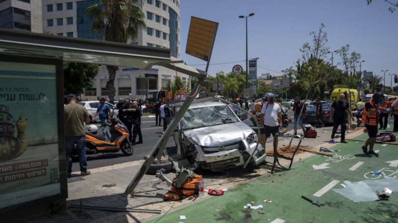 Терор в Тел Авив: Кола се заби в тълпа пешеходци, страшно е ВИДЕО