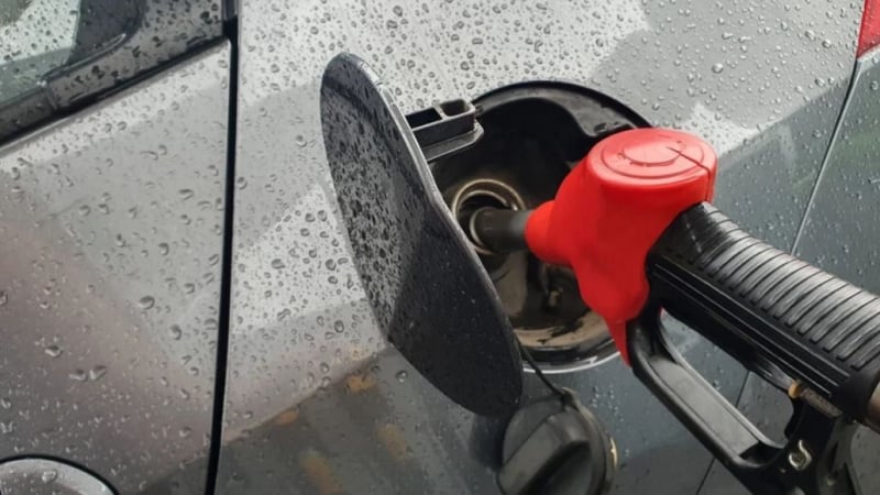 Точни сметки: Ето плащаме ли повече за гориво през лятото