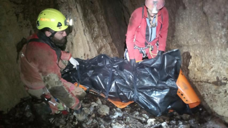 Извънредно: Откриха мумифициран труп в Калугерската пещера край Преображенския манастир СНИМКИ