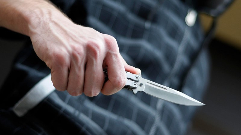 Скандал в Раковски: Наръгаха мъж с нож заради...