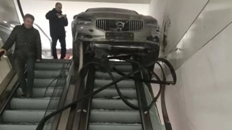 Писъци на умряло: Кола тръгна по ескалатор в мол и стана страшно ВИДЕО