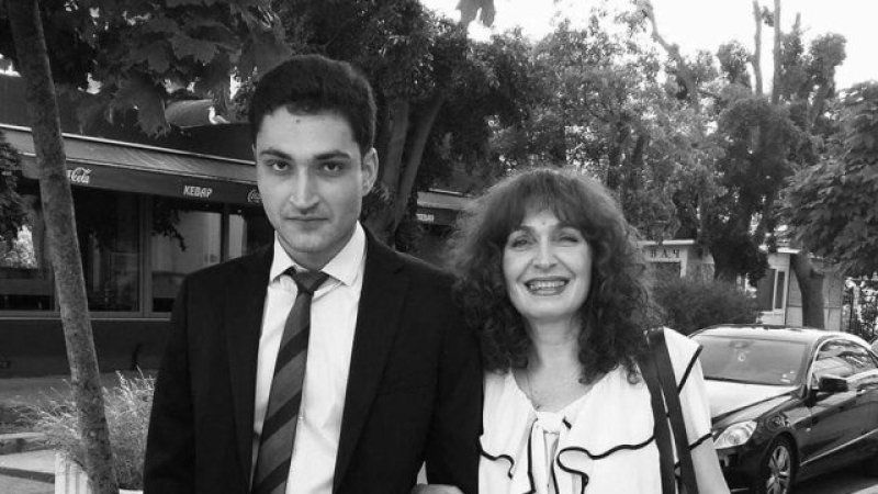 Огромна трагедия: Бургас плаче за закланата от сина си обичана учителка 