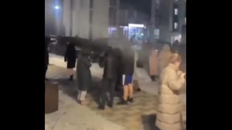 Чудовищен трус в Китай, хората изхвърчаха на снега по пижами ВИДЕО