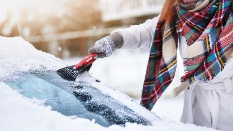Експерт: Чистете колата си от леда така, за да не плащате много пари