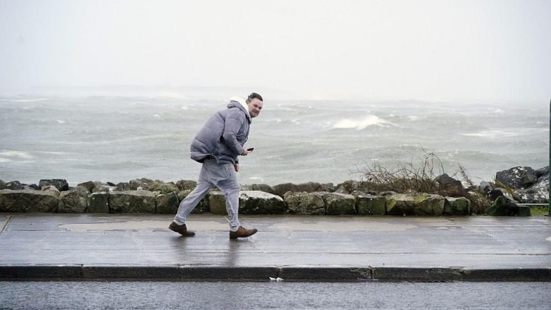 Външно бие тревога за опасност, вихреща се в Ирландия