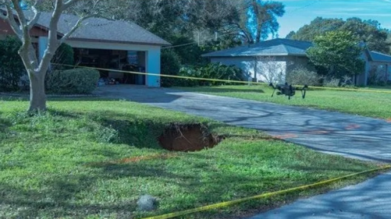 Гигантска дупка зейна в двор, евакуираха семейство СНИМКИ