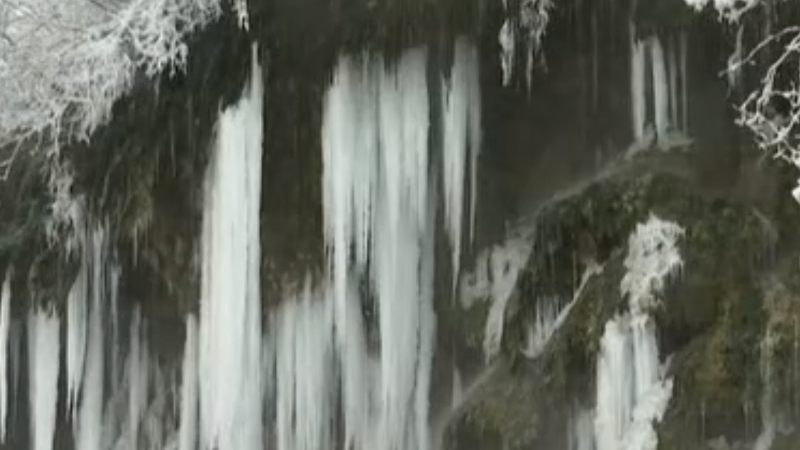 Времето в Европа съвсем полудя: Термален водопад в Румъния замръзна, а в Испания...