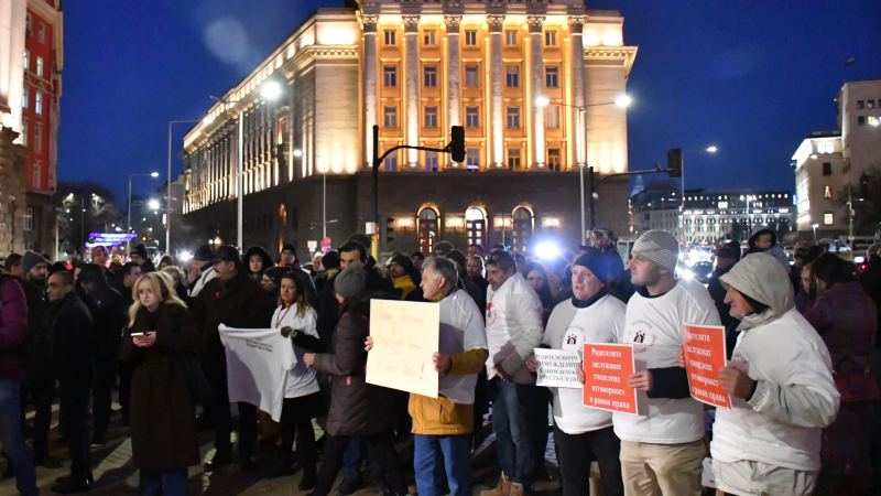 Убийството на Пейо разбуни София, стотици излязоха на протести СНИМКИ