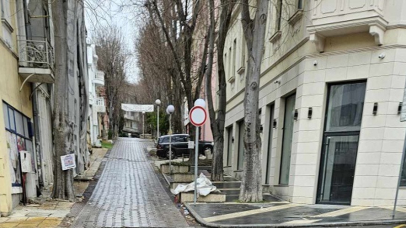 Вярвате или не, това е улица във Варна и по нея вървят коли СНИМКИ